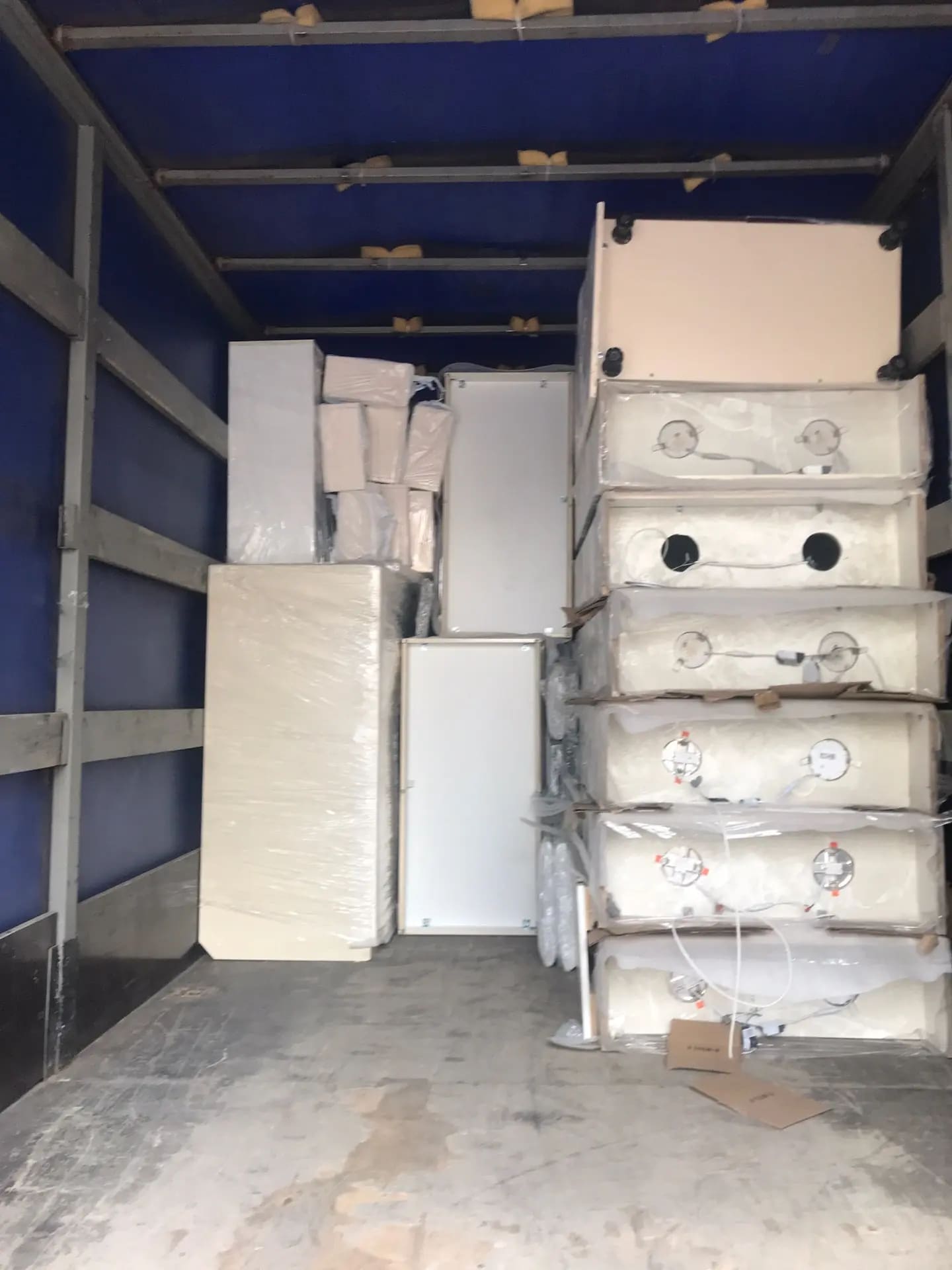 Домашние вещи и техника, подготовленные к переезду